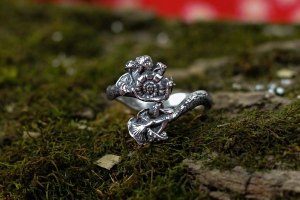 Срібна каблучка з равликом, грибами та листочками 925 проби - прикраса ручної роботи, лісова каблучка